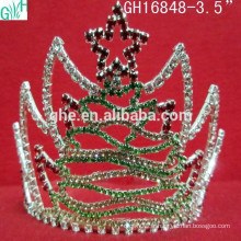 Étoiles dans la belle couronne d&#39;arbre de Noël, couronne de cinq étoiles